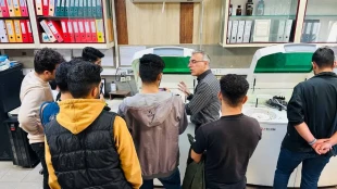 در ادامه تورهای علمی و پژوهشی صورت گرفت:  
بازدید ازآزمایشگاه رفرانس مرکزی وبیمارستان گلستان و درمانگاه پارسه کرمانشاه 4