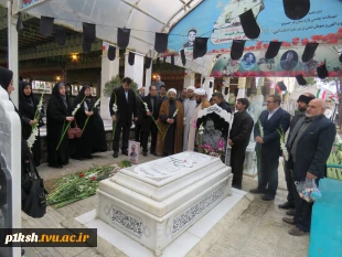 همزمان با سالروز پیروزی شکوهمند انقلاب اسلامی:
عطر افشانی و گلباران گلزار شهیدان کرمانشاه 3