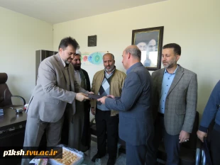 به مناسبت میلاد امام حسین (ع) و روز پاسدار انجام شد:
دیدار ریاست و مسئولین دانشگاه فنی و حرفه ای استان با اعضای بسیج اساتید 5