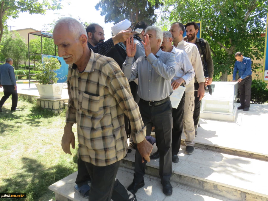 مزین به نام کاروان یاران شهدای خدمت:
اعزام اساتید و کارکنان دانشگاه فنی و حرفه ای واحد استان کرمانشاه به مرقد حضرت امام خمینی (ره) 12