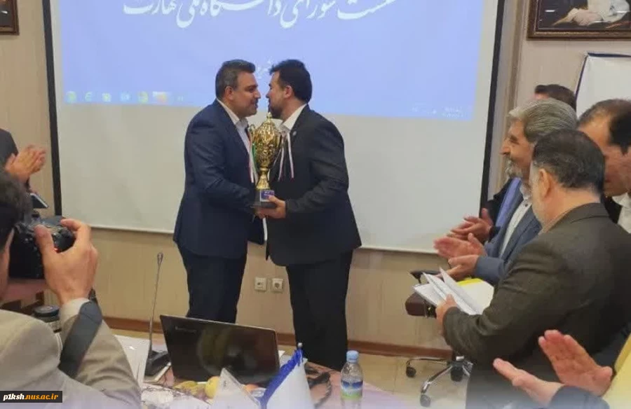 در حاشیه نشست شورای دانشگاه ملی مهارت انجام شد:
اهدای کاپ اخلاق دوازدهمین دوره المپیاد ورزشی کارکنان دانشگاه ملی مهارت کشور به کاروان ورزشی استان کرمانشاه 2