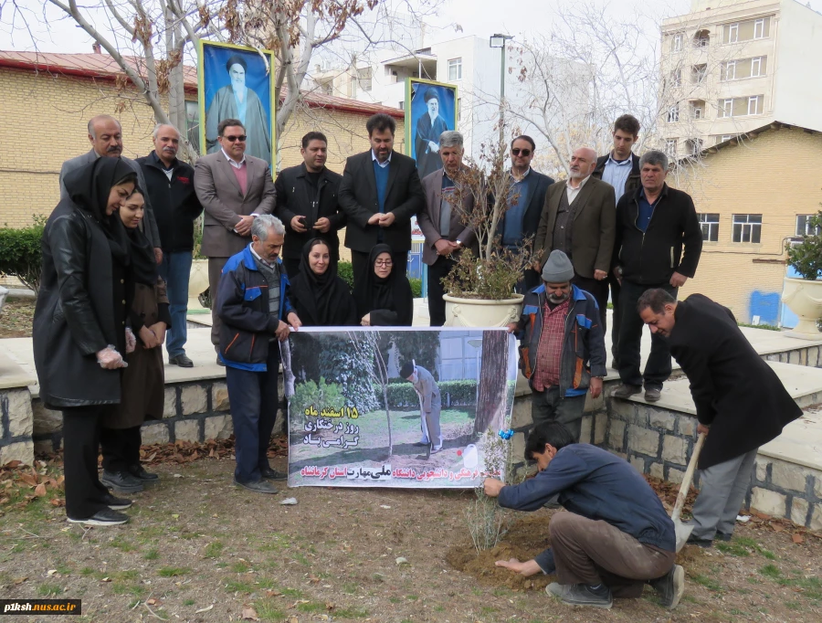 توسط رئیس دانشگاه ملی مهارت استان کرمانشاه انجام شد
کاشت نهال در محوطه دانشگاه ملی مهارت استان 
 6