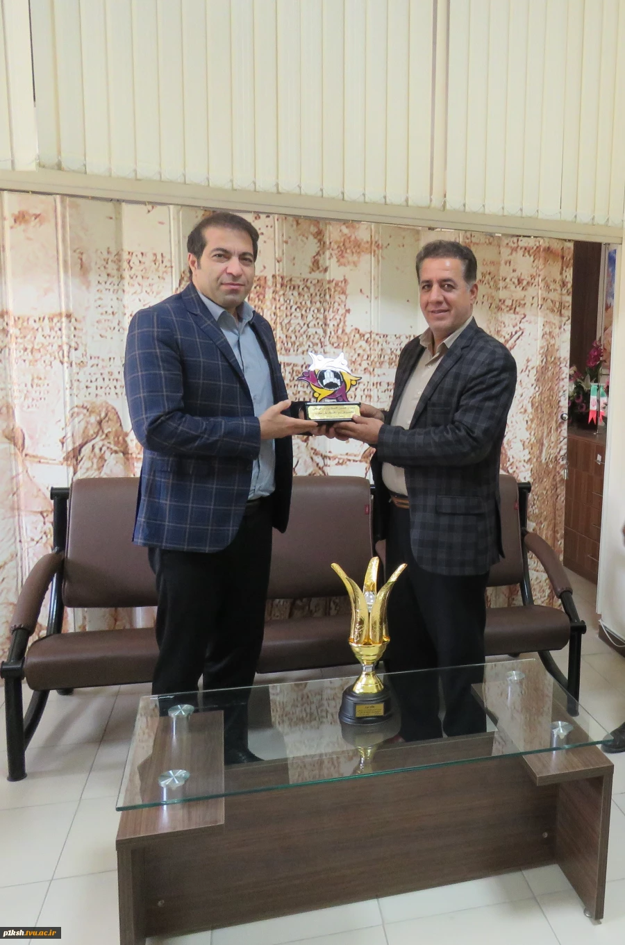 تقدیم کاپ نایب قهرمانی تیم تکواندو دانشجویان پسر به ریاست دانشگاه ملی مهارت استان کرمانشاه 4