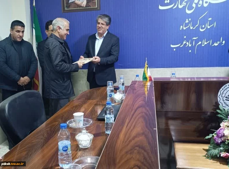 آموزشکده اسلام آبادغرب به عنوان غرفه برتر درنمایشگاه هفته پژوهش انتخاب شد