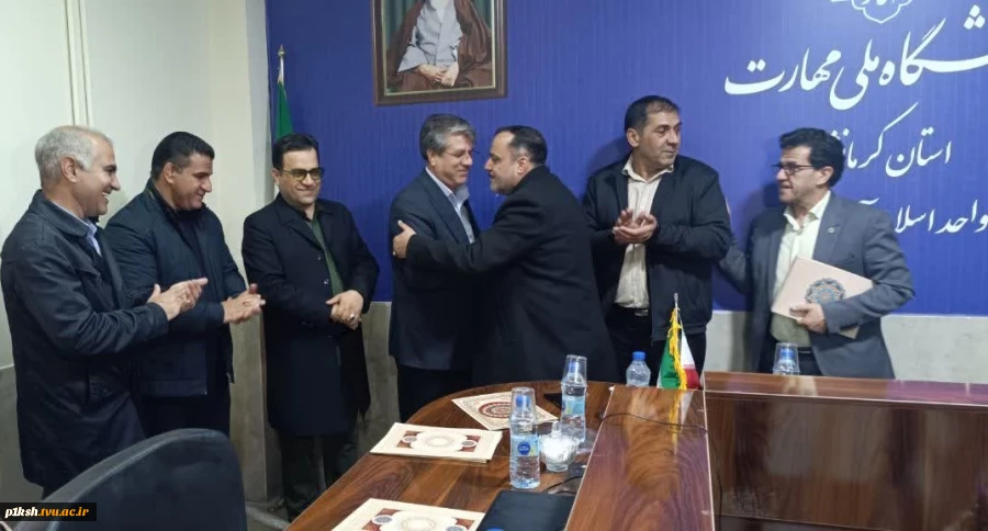 آموزشکده اسلام آبادغرب به عنوان غرفه برتر درنمایشگاه هفته پژوهش انتخاب شد 7