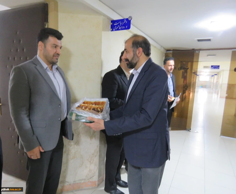 دیدار دکتر ابراهیمی با کارکنان حوزه های مختلف دانشگاه به مناسبت روز معلم 3